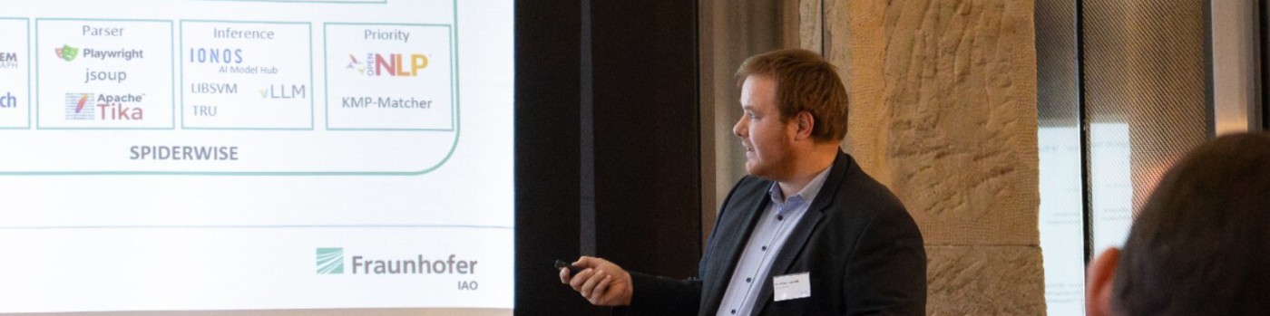 Richard Zowalla speaking at a conference