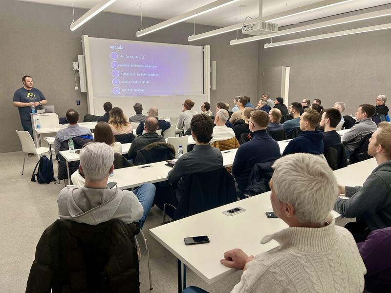 Richard Zowalla giving a talk